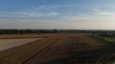 İtalya 'nın Po Vadisi' ndeki tarımsal alan, yakın zamanda doğrusal sıralarda işlenmiş toprağı gösteriyor, yaz sonlarına doğru yeni ekin ekme teknikleri ile tarım arazileri yetiştiriyor.
