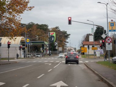 Sezana, Slovenya - 22 Kasım 2025 Slovenya 'da Sezana, Slovenya' daki çok şeritli bir yolda kırmızı ışıkta duran ve İtalya sınırına giden yolu gösteren işaretler