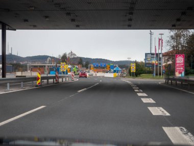 Sezana, Slovenya - 22 Kasım 2025 Slovenya ile İtalya arasındaki eski sınır kapısına yaklaşan araçlar, Avrupa Birliği 'nde sembolik bir geçiş anlamına geliyor