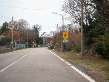 Trieste, İtalya - 21 Kasım 2025 İtalyan sınır yolu, trafiği Avrupa Birliği yolcularına yönelik otomatik sapma ve hizmetlere yönlendiren işaretler, uluslararası alanda önemli bir noktayı işaret ediyor