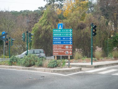 Trieste, İtalya - 21 Kasım 2025 İtalya sınırı yakınlarındaki Slovenya 'da Venezia, Udine ve Tarvisio gibi popüler noktaların yollarını gösteren yol işareti