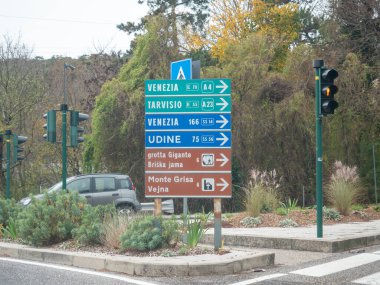 Trieste, İtalya - 21 Kasım 2025 İtalya sınırı yakınlarındaki Slovenya 'da Venezia, Udine ve Tarvisio gibi popüler noktaların yollarını gösteren yol işareti