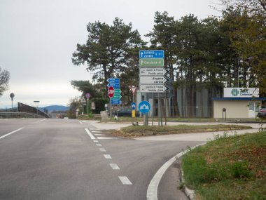 Trieste, İtalya - 21 Kasım 2025 Trieste, Dogana - gümrük ve Carina da dahil olmak üzere çeşitli konum ve hizmetlerin yönlerini gösteren kavşaktaki yol işaretleri, seyahat ve