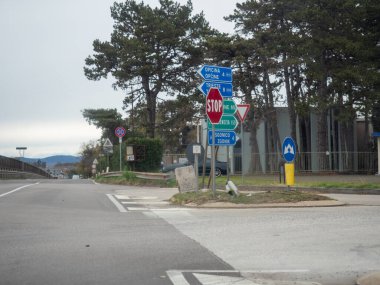 Trieste, İtalya - 21 Kasım 2025 İtalya Slovenya sınırında uluslararası seyahat ve Zgonik sembolize ederek Trieste, Opicina, Venezia, Sgonico ve Zgonik 'e giden yolları gösteren yol işaretleri