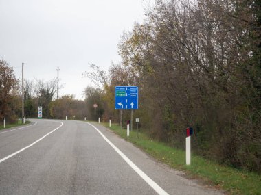 Trieste, İtalya - 21 Kasım 2025 Gorizia, Udine, Venezia ve Slovenya şehirleri Prosecco, Prosek, Sgonico, Zgonik gibi İtalyan şehirlerine giden yolu gösteren mavi yol işareti