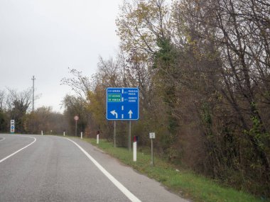 Trieste, İtalya - 21 Kasım 2025 Gorizia, Udine, Venezia ve Slovenya şehirleri Prosecco, Prosek, Sgonico, Zgonik gibi İtalyan şehirlerine giden yolu gösteren mavi yol işareti