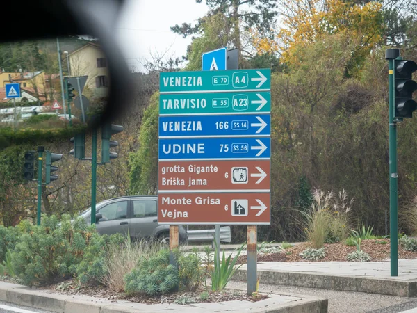 Trieste, İtalya - 21 Kasım 2025 İtalya sınırı yakınlarındaki Slovenya 'da Venezia, Udine ve Tarvisio gibi popüler noktaların yollarını gösteren yol işareti