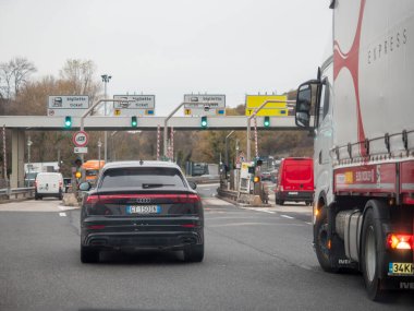 Friuli, İtalya 21 Kasım 2025 İtalya 'da Autostrada A4 gişelerinde kuyrukta bekleyen araçlar, bilet toplamak ve engelleri aşmak için duran arabalar ve kamyonlar