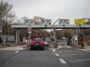 Friuli, İtalya 21 Kasım 2025 Bir İtalyan Autostrada gişesinde kuyruğa giren araçlar, A4 otoyolu üzerindeki bilet gişelerinde ve engellerde duran sürücüler