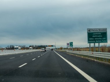 Friuli, İtalya 21 Kasım 2025 İtalyan A4 otoyolu Güvenlik Özel Öğretmeni elektronik hız kontrol levhası ve bulutlu gökyüzü altında uzak araçlar, yol uygulama kavramı