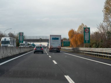 Friuli, İtalya 21 Kasım 2025 A4 otoyolu üzerinde seyahat, bulutlu bir gökyüzü altında giden araçlar, trafik ve hız limitli tipik bir İtalyan otoyol sahnesini gösteriyor