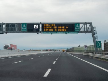Friuli, İtalya 21 Kasım 2025 Otoyol Değişken Mesaj İşareti kar zincirleri ve lastik gereksinimleri hakkında zorunlu kış direksiyonu uyarısı gösteriyor