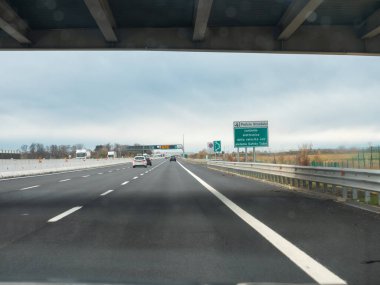 Friuli, İtalya 21 Kasım 2025 Bir İtalyan otoyolunda sürüş, Polizia Stradale tabelasını görmek Güvenlik Özel ders sistemi ile elektronik hız kontrolü duyurusu