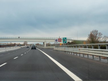 Friuli, İtalya 21 Kasım 2025 İtalya 'da Autostrada A4 boyunca sürüş, çok şeritli otoyol altyapısı ve Friuli' nin bölgelerini bulutlu bir gökyüzü altında birleştiren üstgeçit