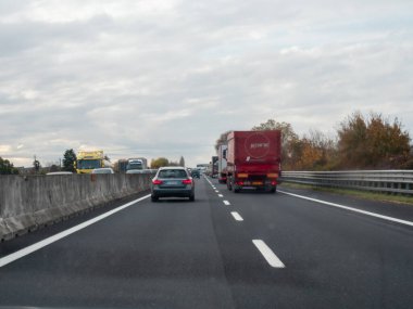 Friuli, İtalya 21 Kasım 2025 'te İtalya' nın Friuli kentindeki A4 otoyolu boyunca hareket, lojistik ve seyahat araçları