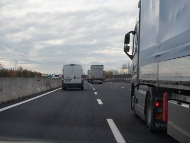 Venedik, İtalya 21 Kasım 2025 İtalyan A4 Serenissima otoyolu boyunca hareket eden kamyon ve kamyonlar, nakliye, lojistik akışı ve karayolu ağını gösteriyor