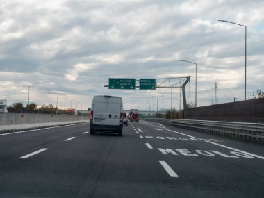 Venedik, İtalya 21 Kasım 2025 Autostrada A4 'te, Milano, Venezia, Meolo ve Roncade' e doğru giden istikametleri gösteren işaretleri gözlemliyoruz.