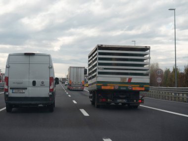 Venedik, İtalya 21 Kasım 2025 Kuzey İtalya 'da Autostrada A4, Serenissima otoyolu üzerinde sürüş araçları, ulaşım ve lojistik konsepti göstermektedir