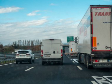 Venedik, İtalya 21 Kasım 2025 İtalya 'nın A4 Serenissima otostrada' sında ağır trafik var. Araçlar ve kamyonlar çok şeritli otoyolda taşımacılık ve banliyö trafiği için akıyor.