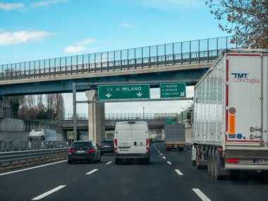 Venedik, İtalya 21 Kasım 2025 İtalya A4 otoyolu boyunca hızla ilerleyen araçların altında Milan, Venezia ve Treviso 'ya yönelik net yön işaretleri bulunmaktadır.