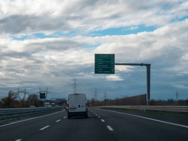 Venedik, İtalya 21 Kasım 2025 İtalyan otoyolu Autostrada A4, Milano ve Bologna için önemli yol işaretleri göstererek kuzey şehirlerine giden bir yol sunmaktadır.