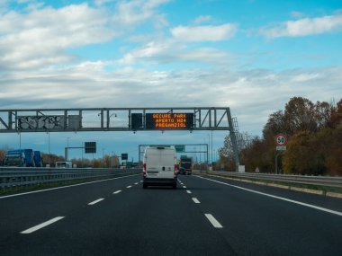 Venedik, İtalya 21 Kasım 2025 Elektronik tabelanın altında İtalyan Autostrada A4 'ün üzerinde SECURE PARK APERTO H24 PregANZIOL yazıyor.