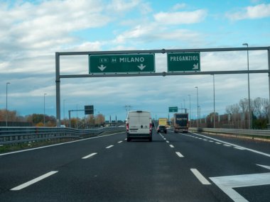 Venedik, İtalya 21 Kasım 2025 Milano yakınlarındaki Autostrada A4 'te bulutlu gökyüzü altında, otoyol trafiği Preganziol' e doğru ilerliyor.