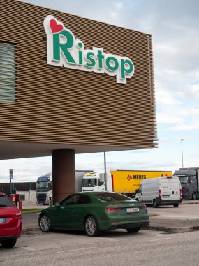 Venedik, İtalya 21 Kasım 2025 Ristop marka servis istasyonu Autostrada A4 'te, park etmiş arabaları ve ticari kamyonları gösteriyor, modern seyahat altyapısını vurguluyor