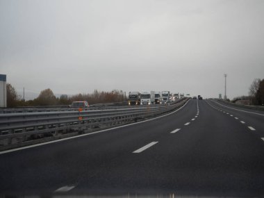 Venedik, İtalya 21 Kasım 2025 Autostrada A4 trafik sıkışıklığı Gri sonbahar gününde uzun kamyon ve araba kuyrukları, yoğun trafik sıkışıklığı ve yavaş hareket