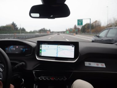 Venedik, İtalya 21 Kasım 2025 Sürücünün modern bir arabanın içindeki perspektifi, Kuzey İtalya 'daki Serenissima otoyolunda yol alma, yolculuk ve yolculuğa odaklanma