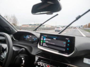 Venedik, İtalya 21 Kasım 2025 Araç iç perspektifi, yoğun bir İtalyan otoyolunda, bilgi işleme sistemi ve cihaz kümesi görünür, seyahat odaklı