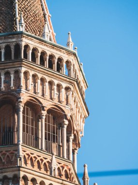 Cremona, İtalya 3 Ekim 2025 Torrazzo çan kulesi, Cremona, İtalya. Tarihi Lombard Romanesk mimarisinin yakın görüntüsü ve açık mavi gökyüzüne karşı döşenmiş kubbe.