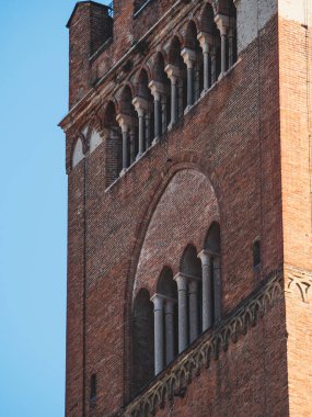 Cremona, İtalya 3 Ekim 2025 Torre del Torrazzo çan kulesi, İtalya 'nın Lombardiya kentinde klasik İtalyan mimarisinin yer aldığı tarihi bir yapı.