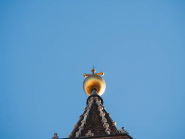 Cremona, İtalya 3 Ekim 2025 Altın Küre ve Cremonas Torrazzo çan kulesini geçerek parlak mavi bir Lombardy gökyüzüne karşı aydınlatma kulesi