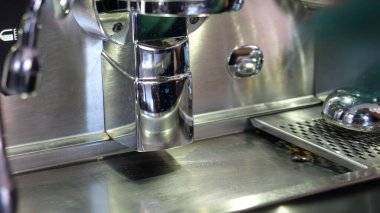 Cremona, İtalya - 19 Temmuz 2025 Profosyonel kahve makinelerinin karmaşık işleyişini keşfedin. Bira grubundan su akarken ve damlatma tepsisi her yerde kahve severler için mükemmel bir espresso çıkarma işlemi için gerekli bileşenleri sergiliyor.