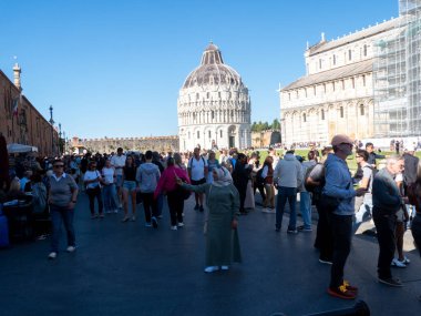 Pisa, Toskana - 16 Ekim 2025 Turistler Güneşli bir günde İtalya 'da Iconic Leaning Tower of Pisa Mimarisi yakınlarında Piazza dei Miracoli' de toplanın