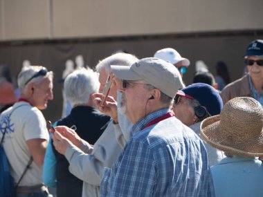 Pisa, Toskana - 16 Ekim 2025 Turistler ünlü Eğik Pisa Kulesi 'ni ve tarihi Piazza dei Miracoli' deki ikonik yapıları, Toskana 'daki UNESCO Dünya Mirasları sahasının büyüleyici bir tatil beldesi olan