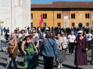 Pisa, Toskana - 16 Ekim 2025 Picturesque Piazza dei Miracoli Pisa Tuscany İtalya Toskana güneşinin altında toplanın