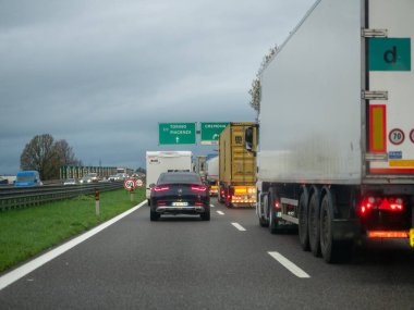 Brescia, İtalya 21 Kasım 2025 Cremona, Lombardiya, arabalar, kamyonlar ve karavanlar yakınlarındaki yağmur kaygan A21 otoyolunda trafik sıkışıklığı