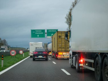 Brescia, İtalya 21 Kasım 2025 Cremona, Lombardiya, arabalar, kamyonlar ve karavanlar yakınlarındaki yağmur kaygan A21 otoyolunda trafik sıkışıklığı