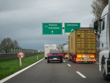 Brescia, İtalya 21 Kasım 2025 Cremona, Lombardiya yakınlarındaki Otoyol 'da ağır kar yağışı ve kamyon ve arabaların kuyruğa girdiği bulutlu havalarda trafik gecikmesi