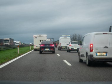 İtalya, Brescia 21 Kasım 2025 Lombardy, İtalya 'da yağmurlu ve bulutlu bir kış gününde ağır trafik ve gecikmelere yol açan A21 otoyolu boyunca kuyruğa giren araçlar