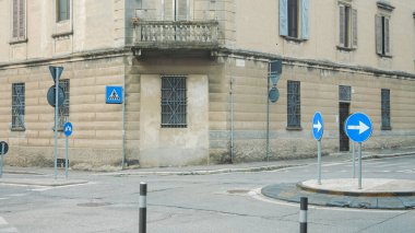 Mavi Yön ve Erişilebilirlik İşaretleri Trafik Akışı ve Engelli Park Erişimini Açıkça Gösteren Klasik Mimariyle Avrupa Kesişmesi