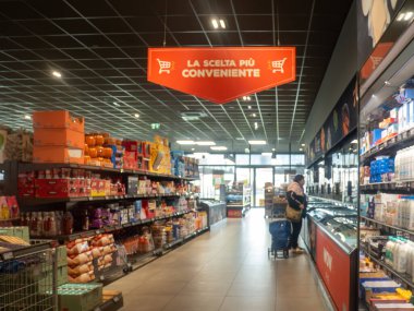 Cremona, İtalya - 21 Ekim 2025 Modern İtalyan indirimli market vitrinlerinin içi çeşitli ürünlerle dolu ve alışveriş meraklısı