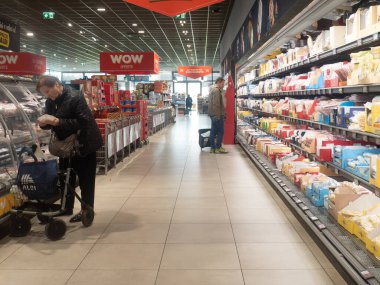 Cremona, İtalya - 21 Ekim 2025 Müşteriler, Cremona İtalya 'da indirimli bir marketin modern parlak koridorlarını keşfederek günlük ihtiyaçların karşılanabildiğini keşfettiler.