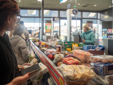 Cremona, İtalya - 21 Ekim 2025 Müşteriler Cremona İtalya 'da günlük yiyecek ürünleri için işlek bir indirimli bakkal kasasında bekliyorlar