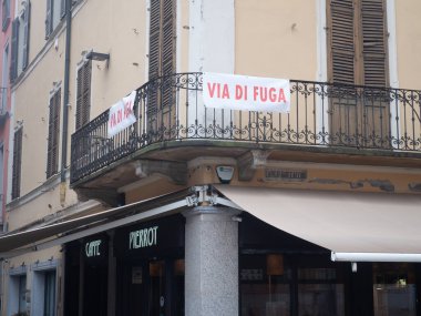 Cremona, İtalya - 9 Kasım 2025 Cremona, İtalya 'daki eski bir binanın süslü demir balkonunda' Via di Fuga 'pankartı asılı.