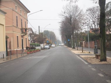 Cremona, İtalya - 9 Kasım 2025 İtalya 'nın büyüleyici kenti Cremona' da ağaçlarla kaplı, güz gökyüzü altında geleneksel binalar