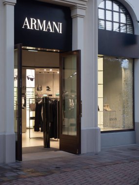 Fidenza, İtalya, 6 Aralık 2025 Armani mağazası Fidenza Village 'ın dışında, lüks moda ve giysi sergilenen lüks bir İtalyan mağazası.