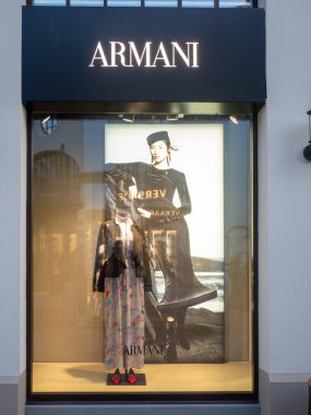 Fidenza, İtalya, 6 Aralık 2025 Armani lüks moda butik mağazası Fidenza Village, İtalya 'da Noel alışveriş sezonu boyunca giysileri ve aksesuarları sergilenmektedir.